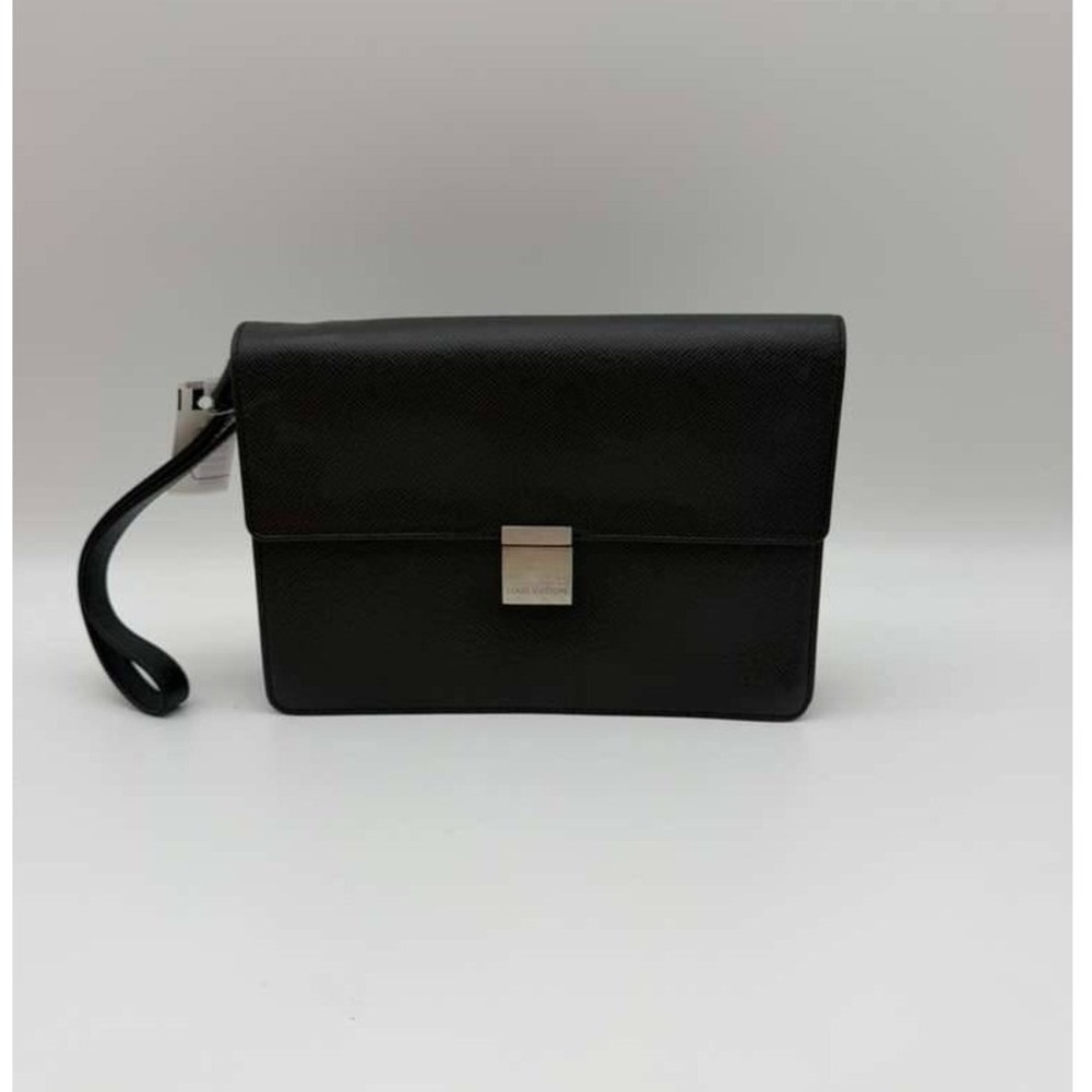 Authentic Louis Vuitton Taiga leather clutch/shoulder bag in excellent condition